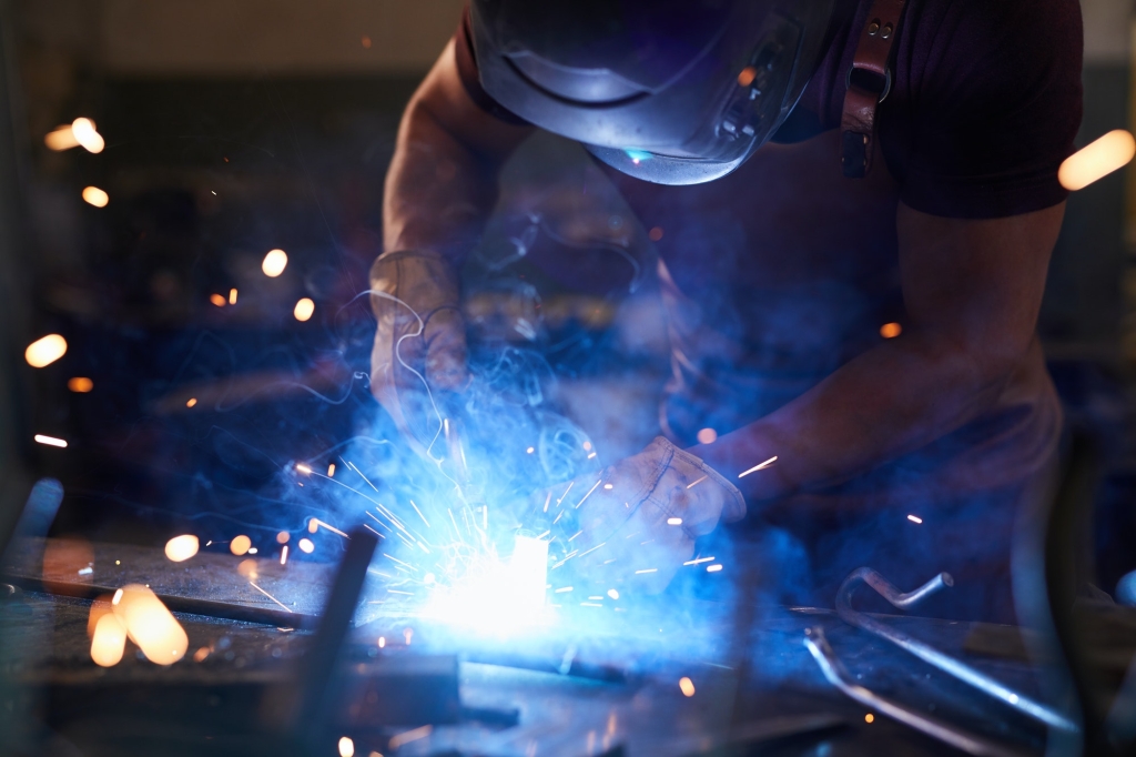 Laborer melting metal with welding tool 1024x682